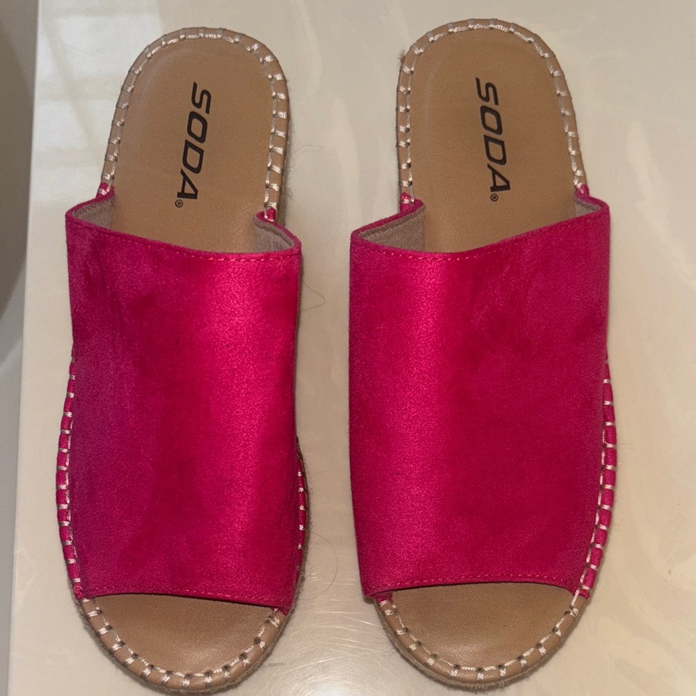 Soda Fuchsia Platform Slide Sandals - Picture 2 of 6